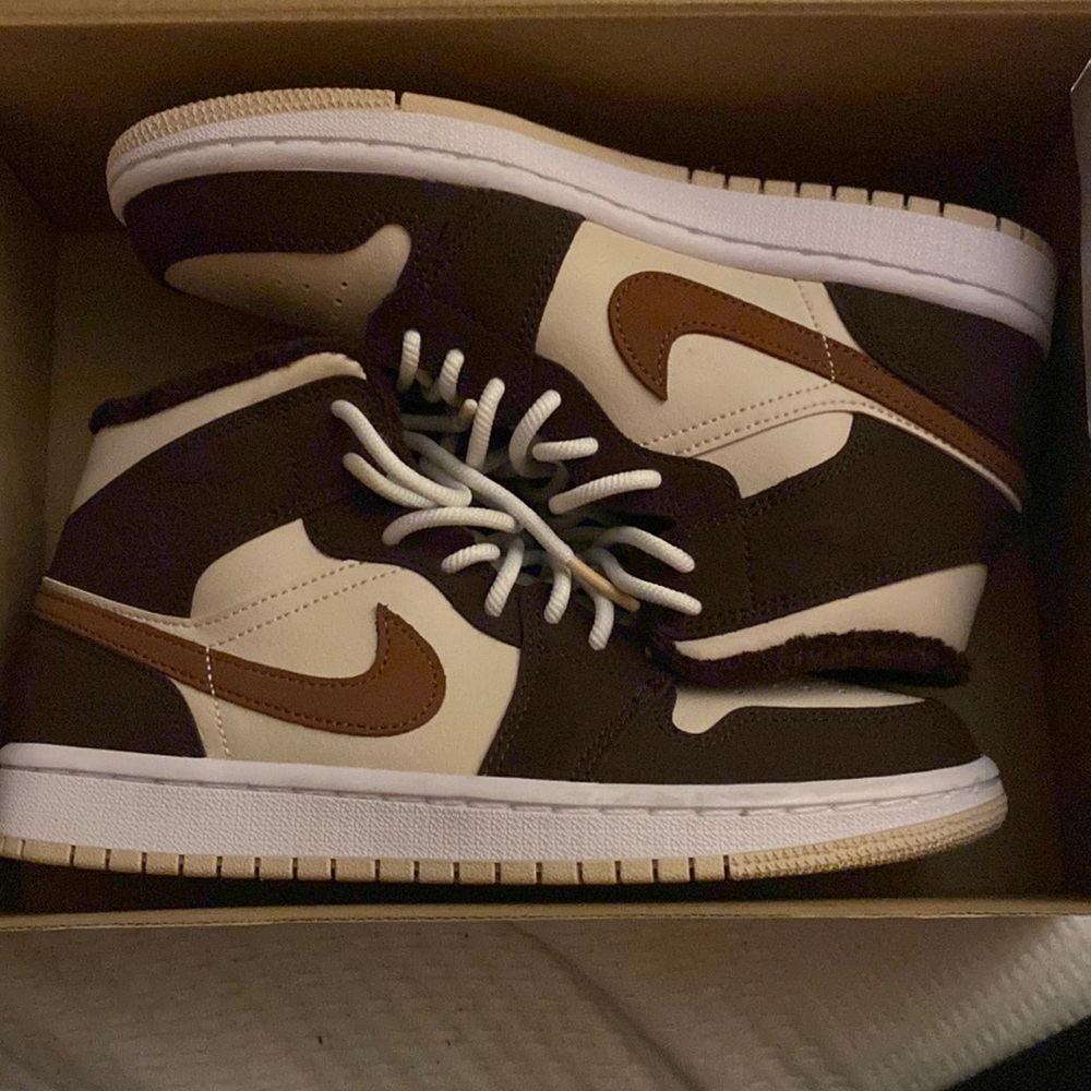 It is a women’s size 6.5 in the US and 2 in the UK They are Air Jordan 1 MID SE